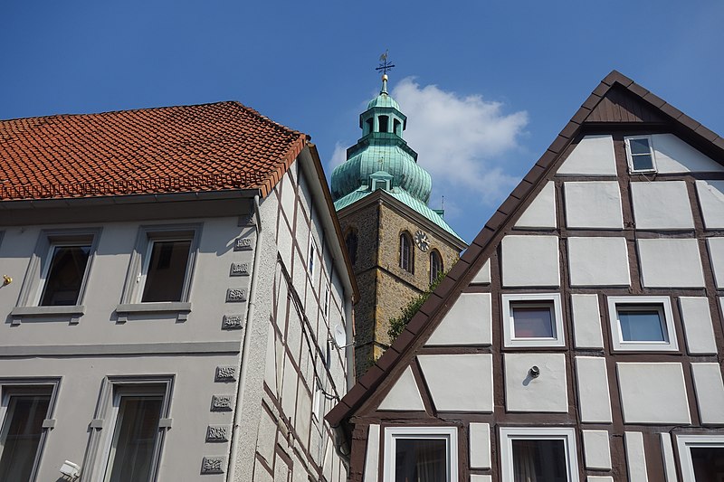 Wir bieten Ihnen als Immobilieneigentümer eine allgemeine Marktpreiseinschätzung vom Experten an. Dabei ermitteln wir den voraussichtlichen Marktpreis aufgrund dessen, wie vergleichbare Immobilien in derselben Wohnregion derzeit gehandelt werden. Marktpreiseinschätzung oder Verkehrswertgutachten Bad Salzuflen