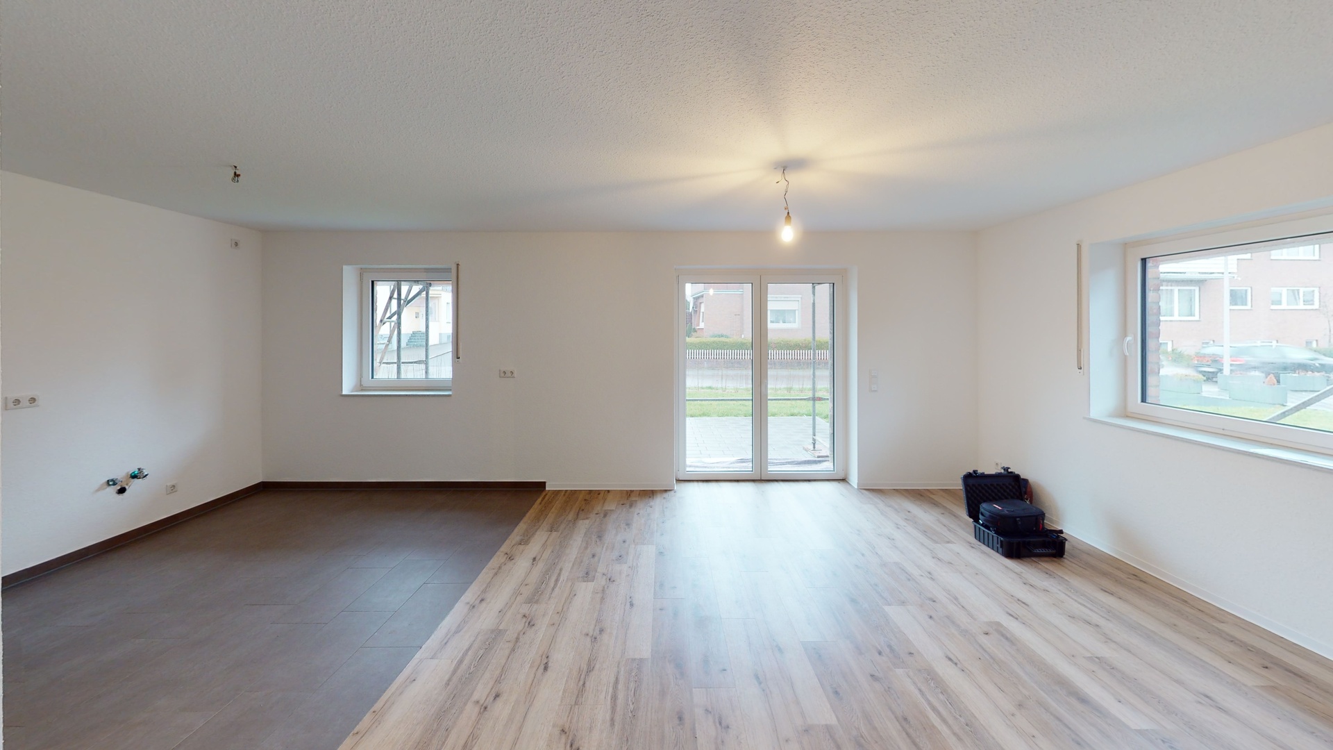 Wohnzimmer mit offener Küche